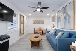 Suite, 1 chambre, balcon, vue port | Coin séjour