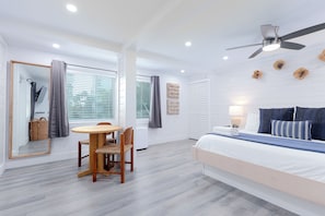 Estúdio, 1 cama King, para não fumantes | Cofres nos quartos, cortinas blackout, Wi-Fi de cortesia