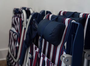 Varios catres con ropa de cama a rayas.