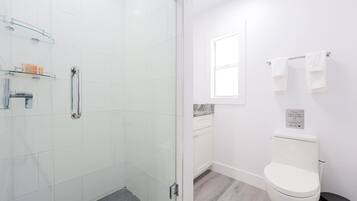 جناح - غرفة نوم واحدة - بشرفة - منظر للميناء | حمام