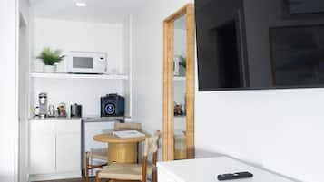 Habitación, 1 cama King size, para no fumadores | Caja de seguridad en la habitación, cortinas blackout y wifi gratis