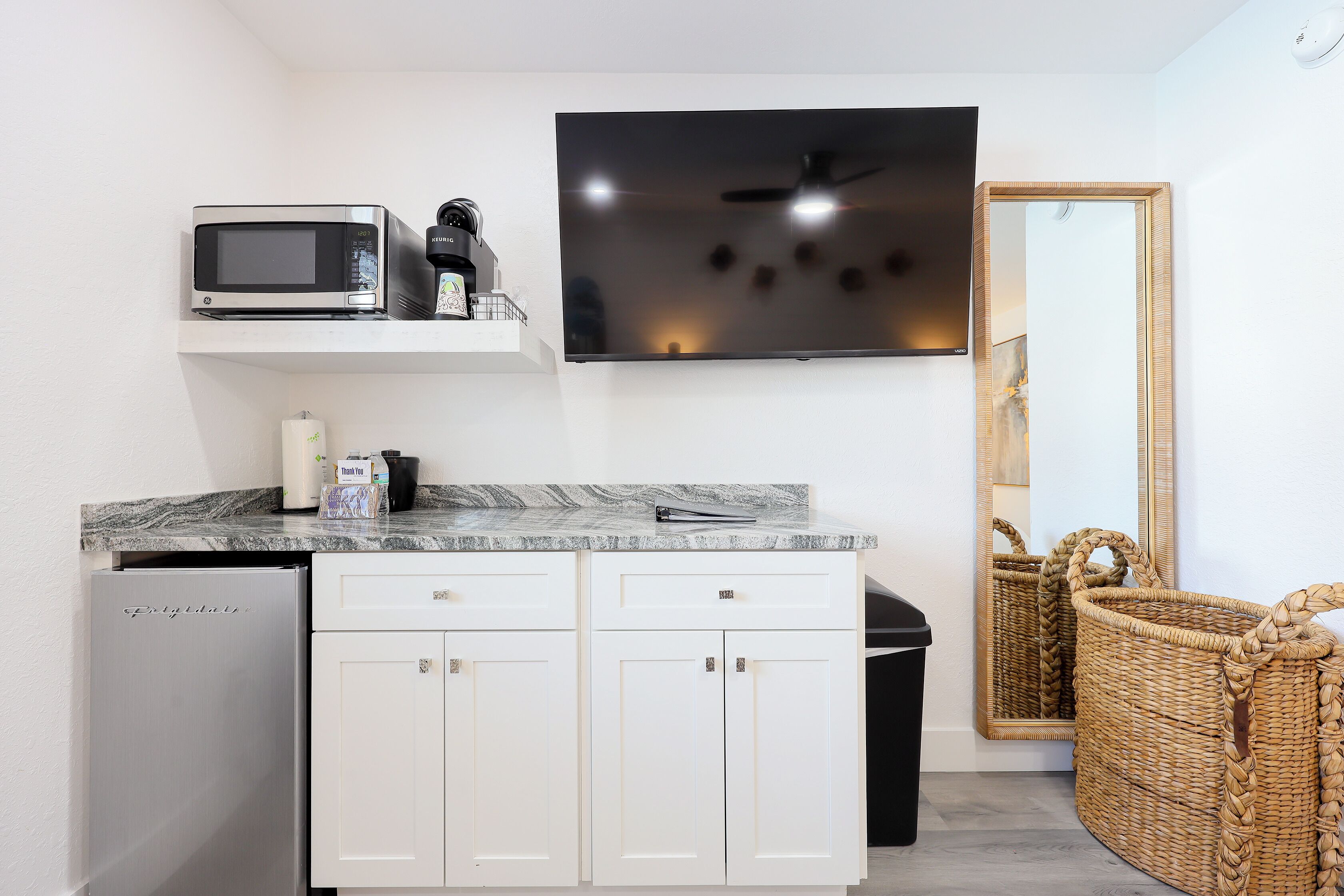 Room, 1 King Bed, Non Smoking | Interior