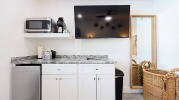 Room, 1 King Bed, Non Smoking | Interior