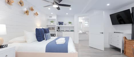 Studio, 1 King Bed, Non Smoking | In-room safe, blackout curtains, free WiFi