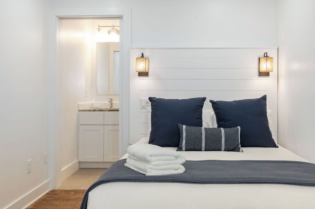 Room, 1 Queen Bed, Non Smoking | In-room safe, blackout drapes, WiFi (free)