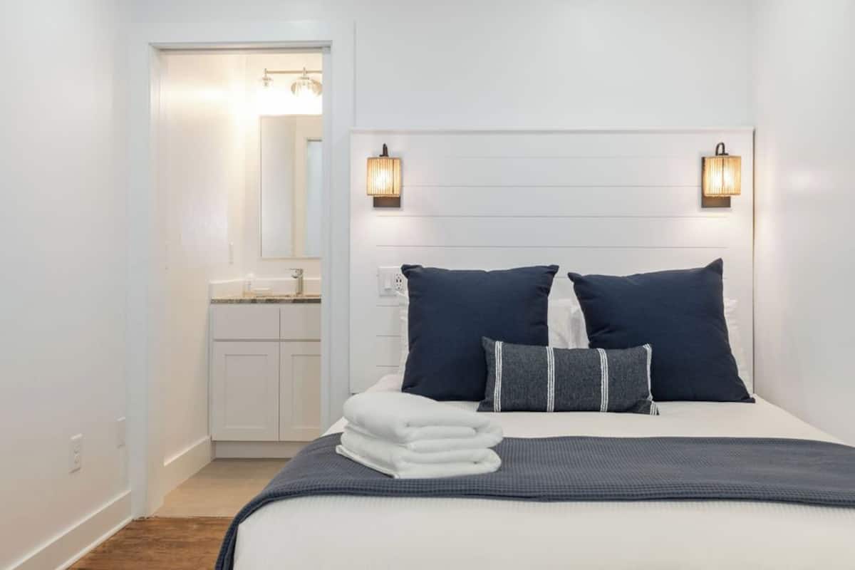 Room, 1 Queen Bed, Non Smoking | In-room safe, blackout curtains, free WiFi