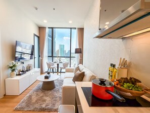 Departamento, 1 habitación, balcón, vista al jardín | Sala de estar | Libros 