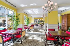 Dining - 3 Beachside Rooms Perfect for Families & Groups + Outdoor Swimming Pool (Virginia Beach)