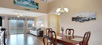 4-bedroom lovely house in serene bayside town with water views,short beach walk