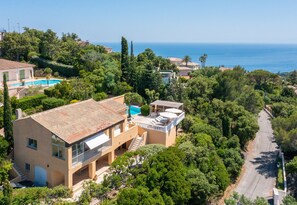 A Mediterranean-style villa with a swimming pool, terraced garden, and ocean view. - Luxury sea view villa in Les Issambres | Villa Panorama Azur (Les Issambres)