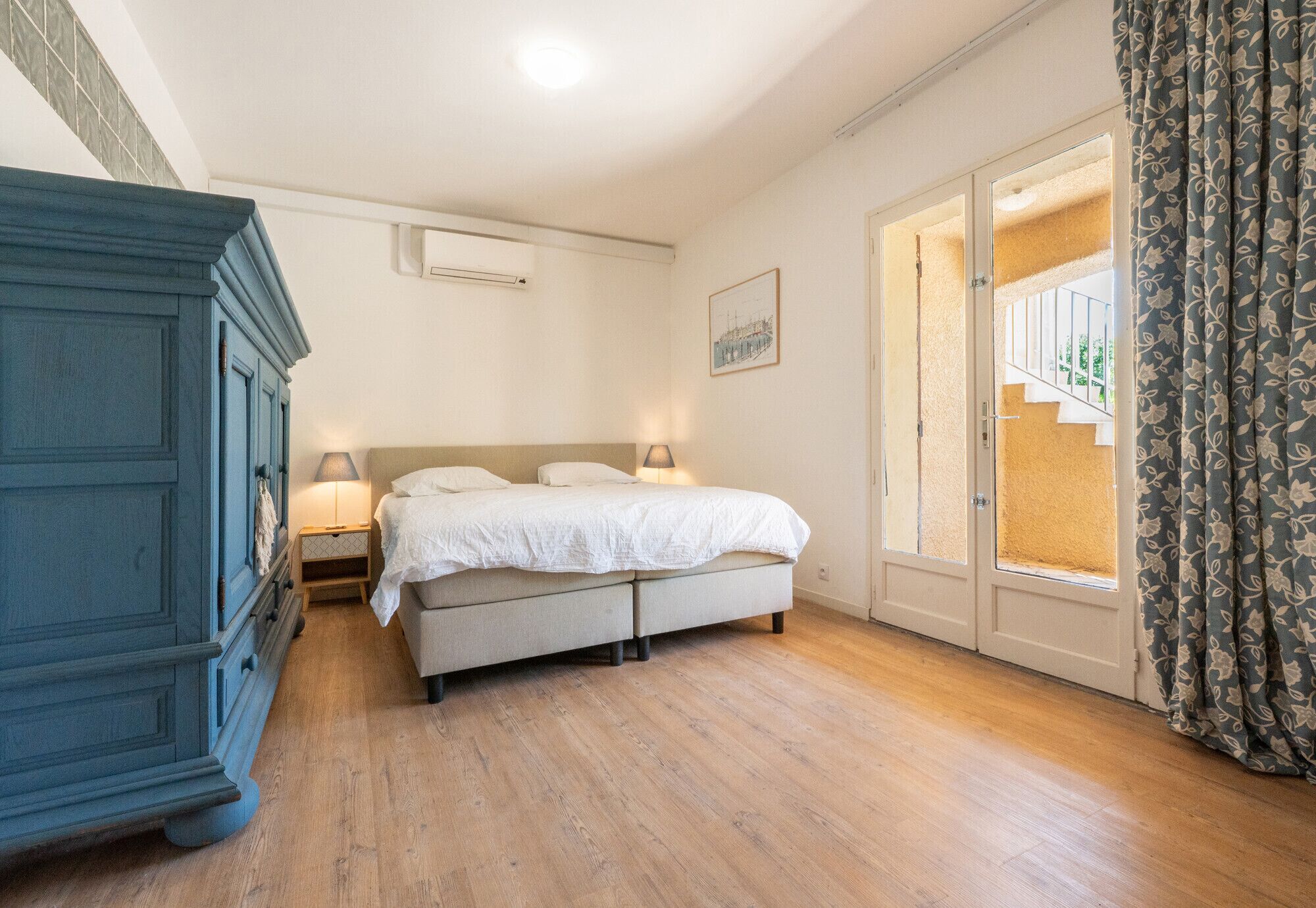 5 bedrooms, iron/ironing board, free WiFi, bed sheets