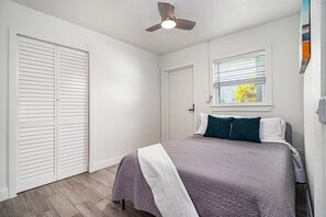 2 bedrooms, in-room safe, iron/ironing board, free WiFi - Vacation Vibes Escape (Cape Canaveral)