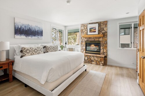 Hey Toblers!  Ski chalet vibes in a 2Bd/2Ba townhome in Snowmass Village, CO