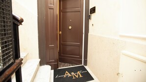 Una puerta marrón con un felpudo que dice "Luxury Over Time".