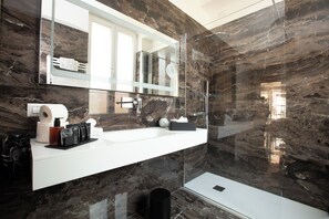 Douche, sèche-cheveux, bidet, serviettes fournies