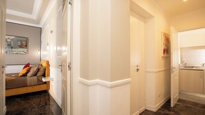 Un interior moderno con una cama, baño y cocina.