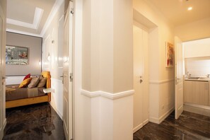 Un intérieur moderne comprenant un lit, une salle de bain et une cuisine.