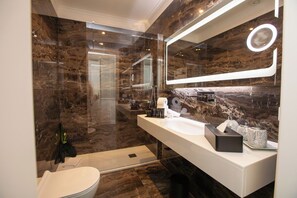 Shower, hair dryer, bidet, towels - Luxury Over Time (Roma)