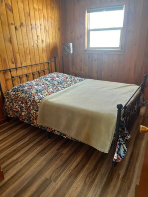 2 bedrooms, WiFi, bed sheets - Recreational  BaseCamp Cabin 2 (South Fork)