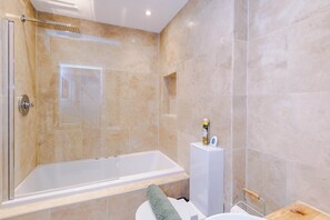 Shower, towels - Stylish Home in Bolton, Vibrant Central Location, Sleeps 6! (Greater Manchester)