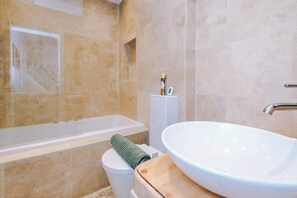 Shower, towels - Stylish Home in Bolton, Vibrant Central Location, Sleeps 6! (Greater Manchester)
