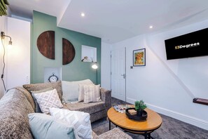 Living area - Stylish Home in Bolton, Vibrant Central Location, Sleeps 6! (Greater Manchester)