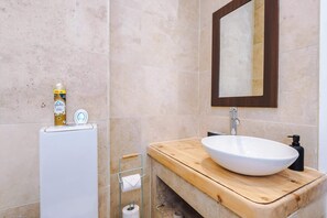 Shower, towels - Stylish Home in Bolton, Vibrant Central Location, Sleeps 6! (Greater Manchester)