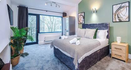 Stylish Home in Bolton, Vibrant Central Location, Sleeps 6!