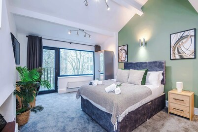 Stylish Home in Bolton, Vibrant Central Location, Sleeps 6!