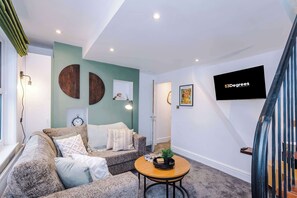 TV, offices - Stylish Home in Bolton, Vibrant Central Location, Sleeps 6! (Greater Manchester)