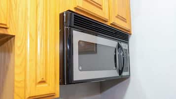 Apartment, Multiple Beds, Kitchen, Pool View (Harbor by the Sea #1) | Microwave