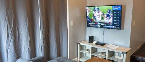 公寓, 多张床, 厨房, 泳池景观 (Harbor by the Sea #1) | 起居区