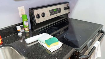 Appartement, Plusieurs lits, cuisine, vue sur la piscine (Harbor by the Sea #1) | Cuisine privée