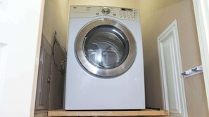 Appartement, Plusieurs lits, cuisine, vue sur la piscine (Harbor by the Sea #1) | Buanderie