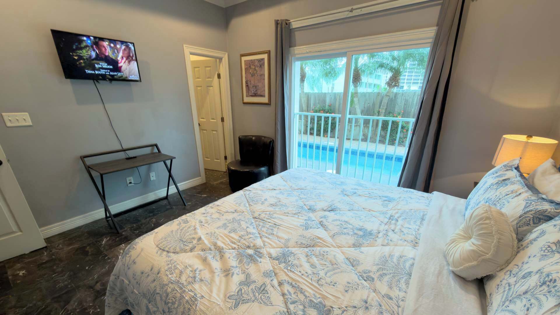 Appartement, Plusieurs lits, cuisine, vue sur la piscine (Harbor by the Sea #1) | Vue de la chambre