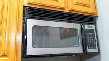 Appartement, Plusieurs lits, cuisine, vue sur la piscine (Harbor by the Sea #1) | Four à micro-ondes