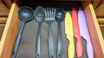 Appartement, meerdere bedden, keuken, uitzicht op zwembad (Harbor by the Sea #1) | Privékeuken