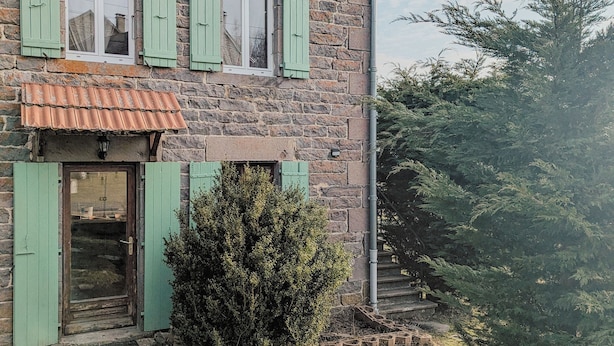 A stone house with green shutters, a tiled roof, and a small garden with a pathway. - Bright English-style cottage apartment (Mazet-Saint-Voy)