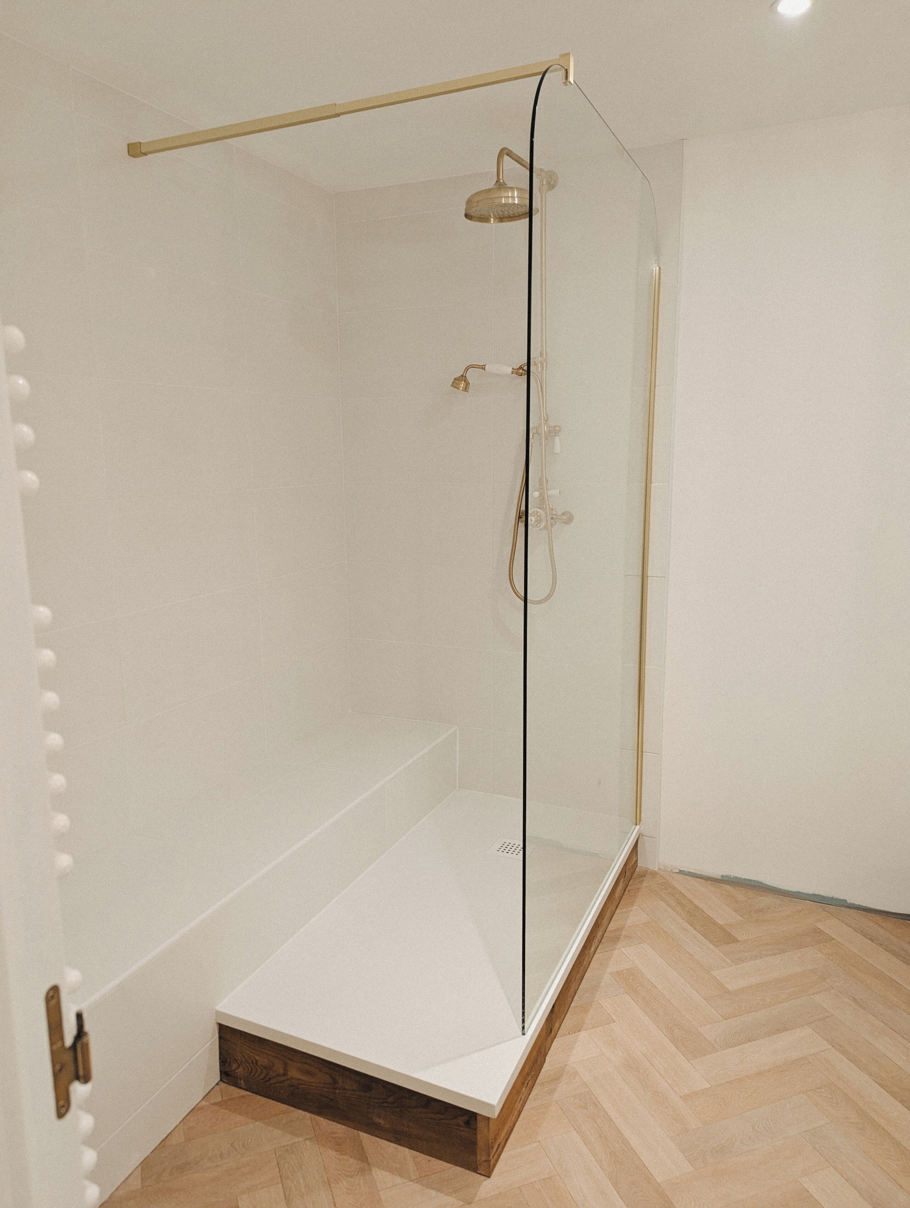 Dusche, Haartrockner, Seife, Toilettenpapier
