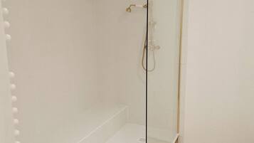 Dusche, Haartrockner, Seife, Toilettenpapier