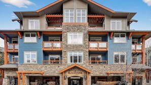Un edificio a più piani con facciata in pietra, diversi balconi e un ingresso ben visibile con su scritto "Blackstone".