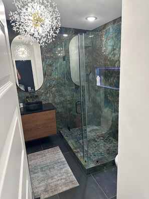 Shower, hair dryer, bidet, towels - Spacious Dallas Home • Minutes to Downtown (Dallas)