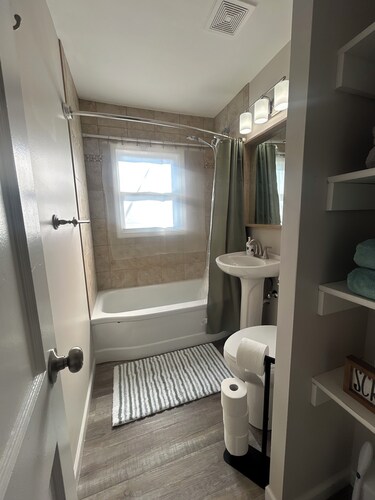 Charming 2-bedroom house with large fenced in yard in the heart of Quincy.
