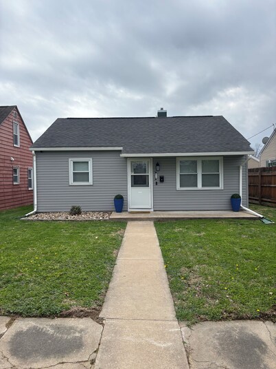 Charming 2-bedroom house with large fenced in yard in the heart of Quincy.