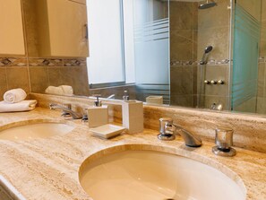 Family Apartment | Bathroom - Confortable 2 BR departamento Miraflores (Lima)