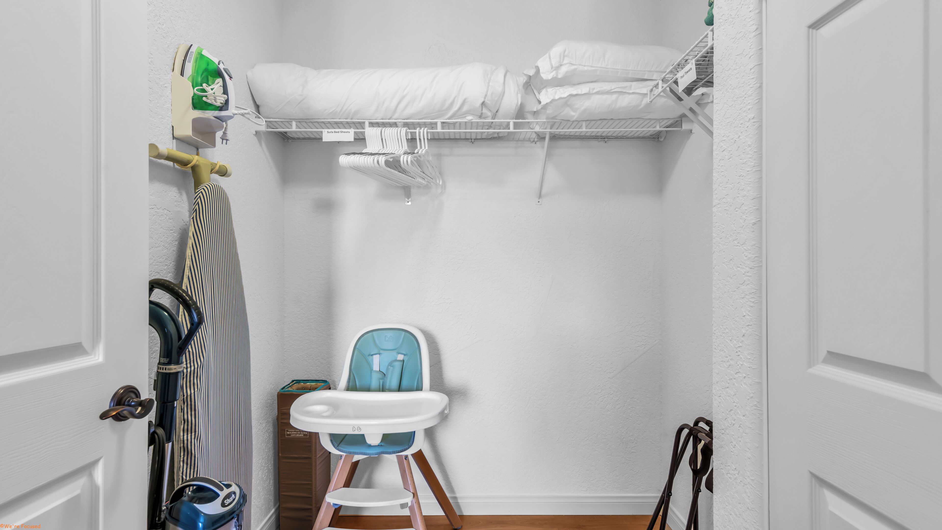 Ein kleiner, kompakter Raum mit Etagenbett, Wickelmöglichkeit und Kinderwagen.