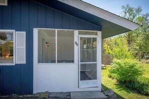 Exterior detail - Perfect cottage hotel room with AC in cool Hendersonville (Hendersonville)