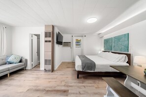 Room - Perfect cottage hotel room with AC in cool Hendersonville (Hendersonville)