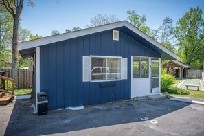 Exterior - Vintage Cottage 5 mins to DT Hendo & Flat Rock (Hendersonville)