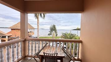 Phòng 3, ban công, quang cảnh hồ | Khu ẩm thực ngoài trời